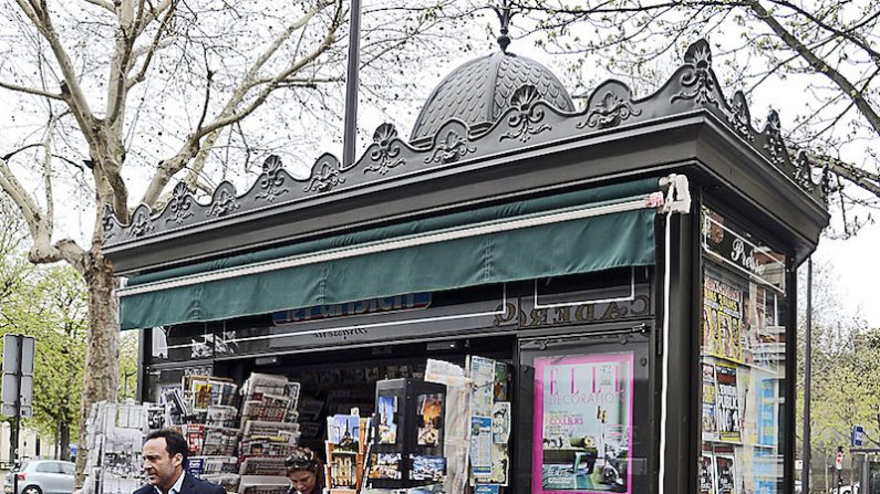 360 « anciens » kiosques parisiens vont être remplacés d’ici à 2019. (BERTRAND GUAY/AFP/Getty Images)