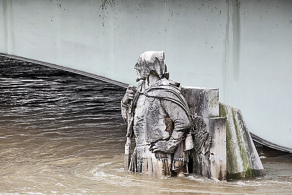 Le zouave du pont de l’Alma pendant les récentes crues dans la capitale.(Thierry Chesnot/Getty Images)