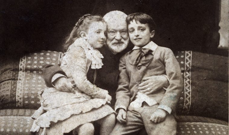 L’Art d’être Grand-Père : Victor Hugo, Georges et Jeanne. (©Achille Mélandri/Maisons de Victor Hugo)