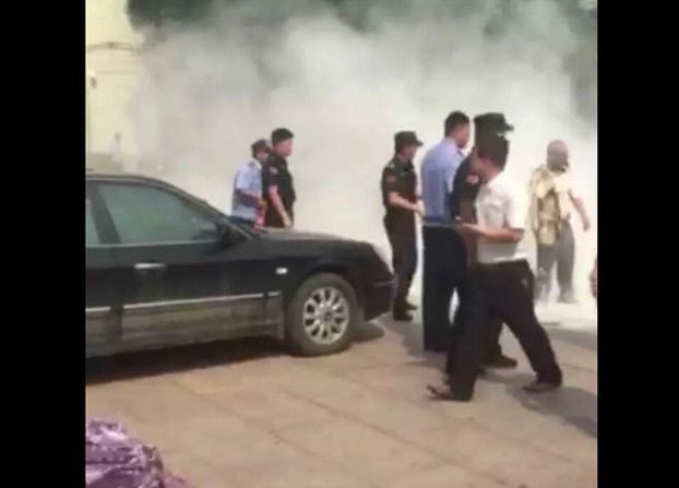 Capture d’écran de la scène de l'auto-immolation de Liu, filmée par un passant (via RFA)