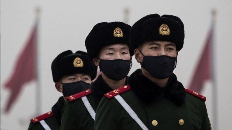 La police paramilitaire chinoise sur la place Tiananmen, le 9 décembre 2015, à Pékin en Chine. Des pirates de l'État chinois sont à l'origine des récentes cyberattaques sur le système bancaire mondial. (Kevin Frayer / Getty Images)