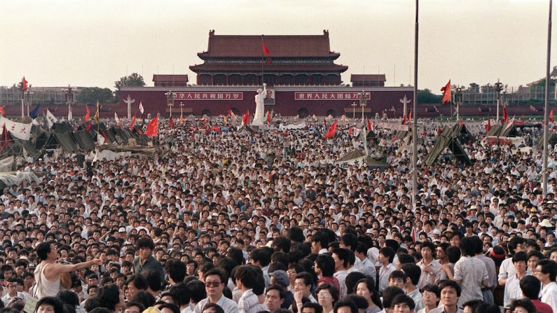 Des centaines de milliers de manifestants assemblés autour d’une statue de plus de 10 m nommée « Déesse de la Démocratie », sur la place Tiananmen, pour demander l’établissement de la démocratie à Pékin, le 2 juin 1989. (Catherine Henriette/AFP/Getty Images)
