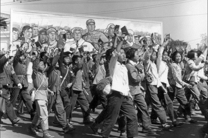 
Des soldats de la Garde Rouge, des étudiants lycéens et universitaires, brandissant « Le petit livre rouge » du président Mao Zedong, défilent dans les rues de Pékin, au début de la Révolution culturelle, en juin 1966. Durant la Révolution culturelle (1966-1976), sous le commandement de Mao, les Gardes Rouges ont sévi dans une grande partie du pays, humiliant, torturant et tuant les représentants des classes « ennemies » - pillant et saccageant les symboles culturels réputés ne pas représenter les valeurs du communisme révolutionnaire. (Jean Vincent/AFP//Getty Images)
