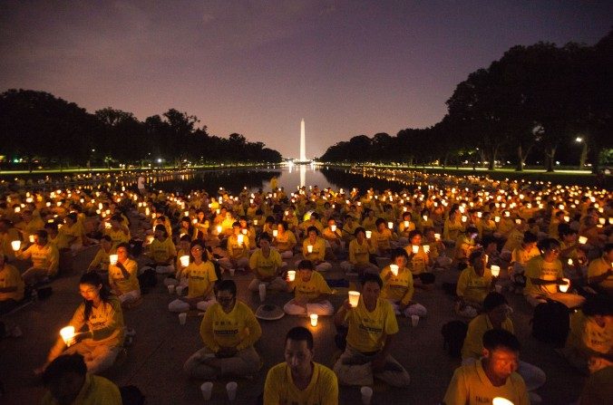 Des pratiquants de Falun Gong  font une veillée aux chandelles en hommage aux victimes décédées sous la persécution en Chine, à  Washington, D.C., le 14 juillet 2016.  Cette année marque le 17e anniversaire du lancement de la persécution du Falun Gong en Chine. (Benjamin Chasteen/Epoch Times)