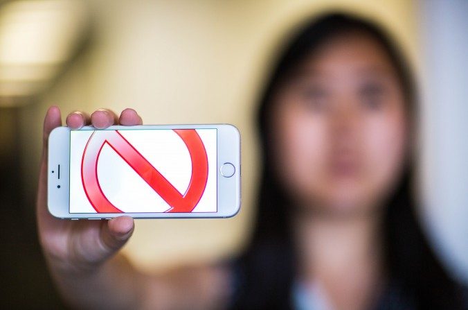 Une société chinoise a ordonné à ses employés de cesser d'utiliser des iPhones. Tout travailleur qui ne s’y conforme pas serait « renvoyé de la société ». (Benjamin Chasteen / Epoch Times)