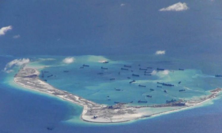 : Des dragueurs chinois construisent des îles artificielles dans les îles Spratly le 2 mai 2016. (US Navy)