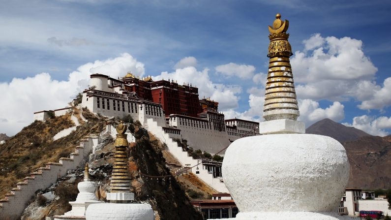 Palais du Potala à Lhassa, Tibet. Traditionnellement, Lhassa est le siège du Dalaï Lama, la capitale du Tibet et la plus haute capitale du Monde. Le Palais du Potala était la résidence principale du Dalaï Lama jusqu'à ce que le 14e Dalaï Lama parte à Dharamsala en Inde, en 1959. (Feng Li/Getty Images)