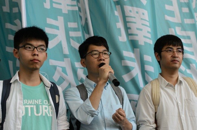Les activistes politiques pro-démocratie et membres du parti nouvellement formé Demosistō. (De la gauche vers la droite) Joshua Wong, Nathan Law et Alex Chow, s’expriment à leur arrivée au Tribunal Oriental de Hong Kong, le 21 juillet 2016.