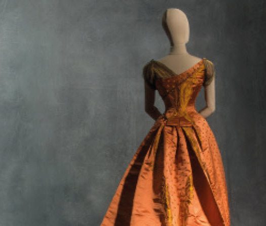 Charles Frederick Worth, robe du soir, vers 1885, satin de soie façonné et tulle de soie. (© Jean Tholance, Les Arts Décoratifs, Paris, collection Mode et Textile.)