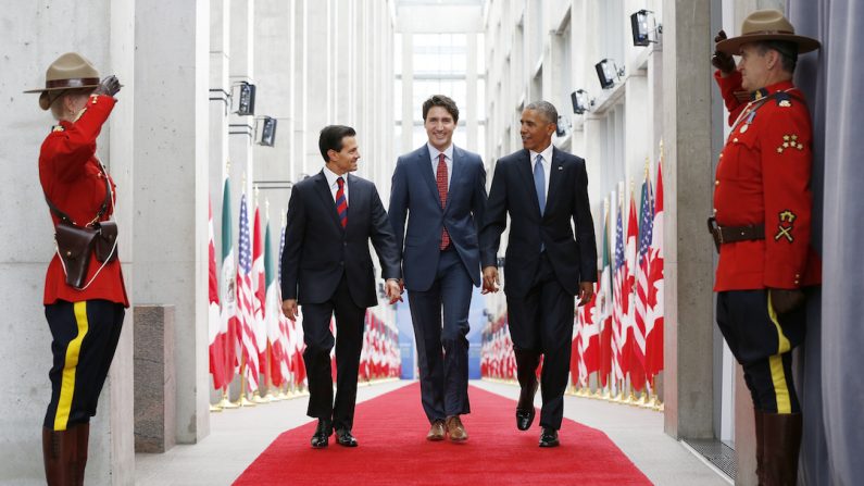 Le président mexicain Enrique Peña Nieto, le premier ministre canadien Justin Trudeau et le président des États-Unis Barack Obama arrivent au Musée des beaux-arts du Canada le 29 juin 2016. (Blair Gable)