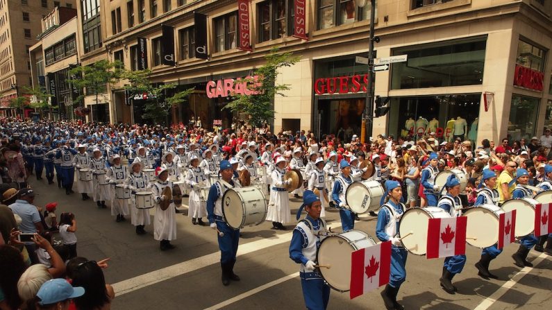 La fanfare Terre divine, avec ses costumes inspirés des soldats de la dynastie Tang, a participé aux deux défilés, célébrant autant le Québec que le Canada. (Nathalie Dieul/Epoch Times)