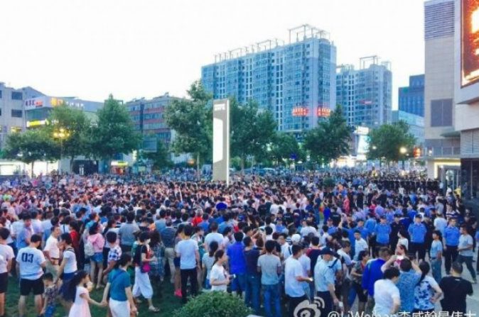 Des milliers d'habitants de la ville de Lianyungang sur la côte Est de la Chine protestent contre le projet de transformation des déchets nucléaires dans leur ville, le 8 août 2016. (Weibo)