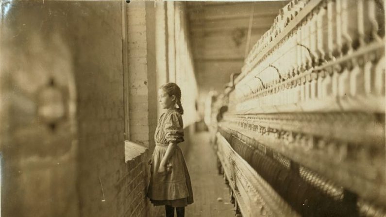 Rhodes Mfg. Co., Lincolnton, N.C. Spinner. Un bref regard vers l'extérieur. La fille aurait 10 ans. Elle a travaillé depuis plus d'un an. Lincolton, Caroline du Nord, novembre 1908. (L. W. Hine/LOC) 