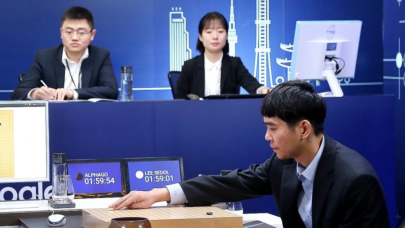 Le joueur professionnel sud-coréen de Go, Lee Se-Dol, joue contre AlphaGo, le logiciel d’intelligence artificielle de Google, durant le DeepMind Challenge Match de Google à Séoul, en Corée du Sud. (Google via Getty Images)