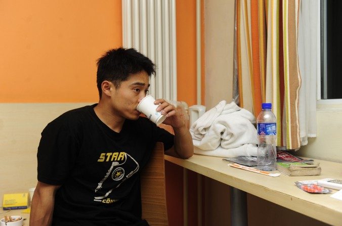 Zhang Shangwu dans un hôtel à Pékin, en juillet 2011. Anciennement gymnaste célèbre, il est devenu voleur à l'étalage après qu'une blessure ait mis prématurément fin à sa carrière. (STR/AFP/Getty Images)