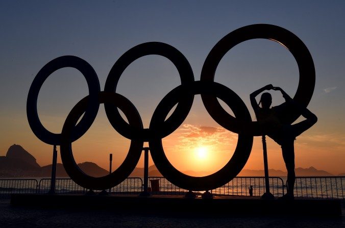 Les anneaux olympiques au lever du soleil, sur la plage de Copabana le 6 août 2016. Rio de Janeiro, Brésil. (Photo de Getty Images/Getty Images)
