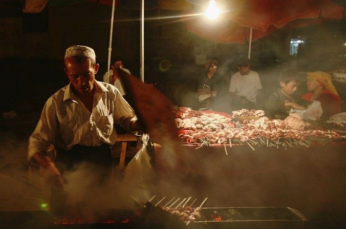 Un vendeur de shashlik (kebab) dans un restaurant de Kashi dans la région ouïghoure autonome du Xinjiang, le 20 septembre 2006. (China Photos/Getty Images)