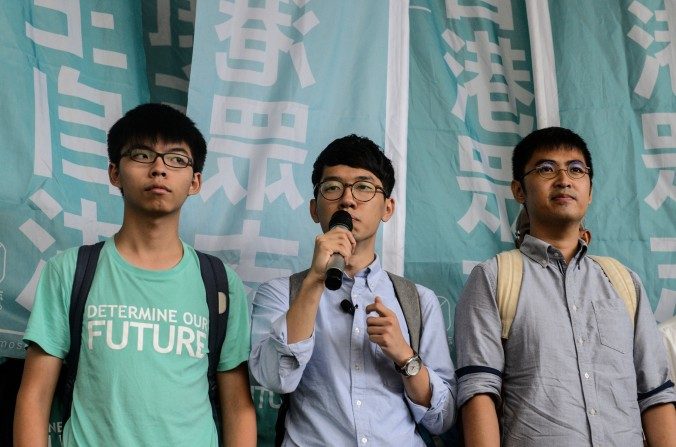 (De G à D) Joshua Wong 19 ans, Nathan Law 23 ans, et Alex Chow 25 ans, les leaders étudiants du Mouvement des parapluies de Hong Kong s’expriment à la presse après le verdict de la Cour de l'Est à Hong Kong le 15 août 2016.
(Anthony Wallace / AFP / Getty Images)