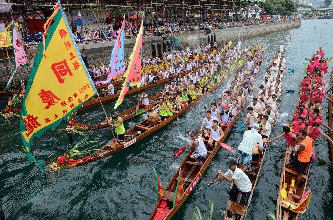 Course de bateaux-dragons d'Aberdeen à Hong-Kong. (Song Xianglong)
