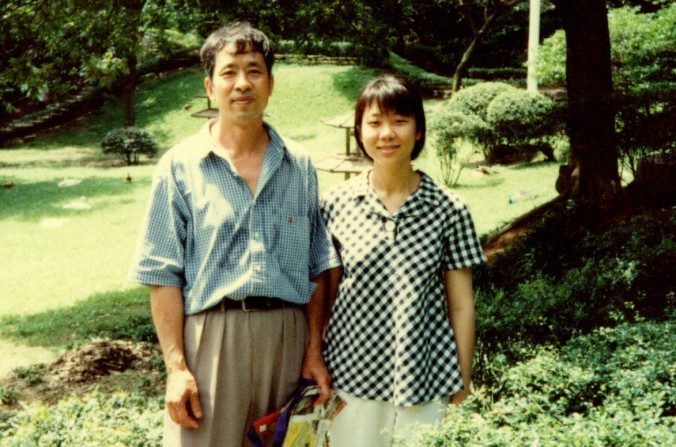 Zhiwen Wang avec sa fille, Danielle Wang, à Pékin en juillet 1997. (Photo offerte par Danielle Wang)