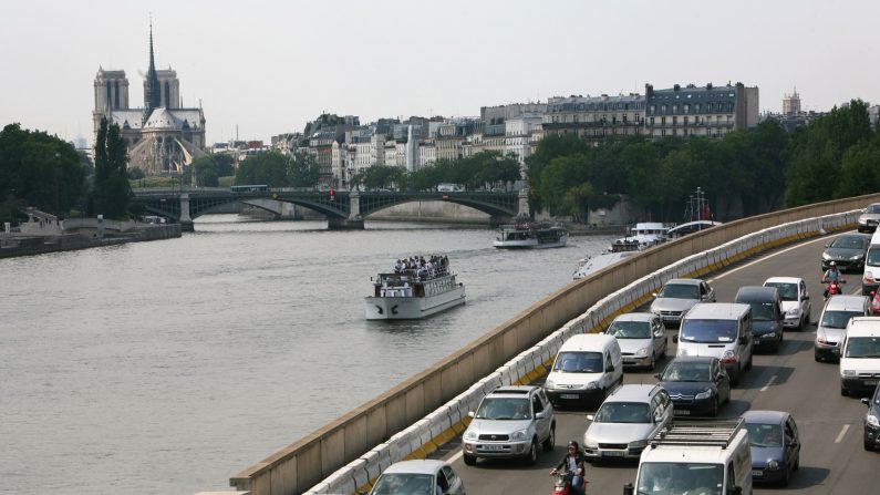 La ville de Paris a décidé de fermer définitivement l’accès aux voitures du segment du tunnel sous les Tuileries au tunnel Henri IV de la voie Georges-Pompidou à partir du 1er septembre 2016, avec comme motivation la lutte contre la pollution atmosphérique.  (LOIC VENANCE/AFP/Getty Images)