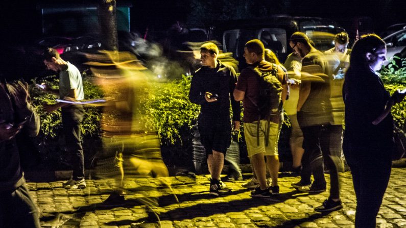 Dans le petit village de Lillo, près d'Anvers, en pleine nuit du 13 août 2016, chasse aux Pokémons (et cueillette de données personnelles). Maurice Weststrate/Flickr, CC BY