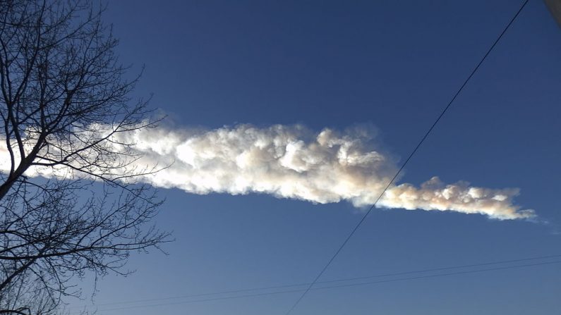 La traînée laissée dans le ciel après l’explosion d’une météorite au dessus de la ville de Chelyabinsk en Russie, le 15 février 2013. (Uragan. TT/Own work)
