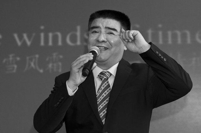Le magnat du recyclage chinois Chen Guangbiao chante dans un karaoke, proche de Central Park à New York, le 25 juin 2014. Le 20 septembre 2016, la publication économique chinoise Caixin a accusé Chen de fraude et a révélé ses liens avec de hauts responsables chinois. (Andrew Burton / Getty Images)