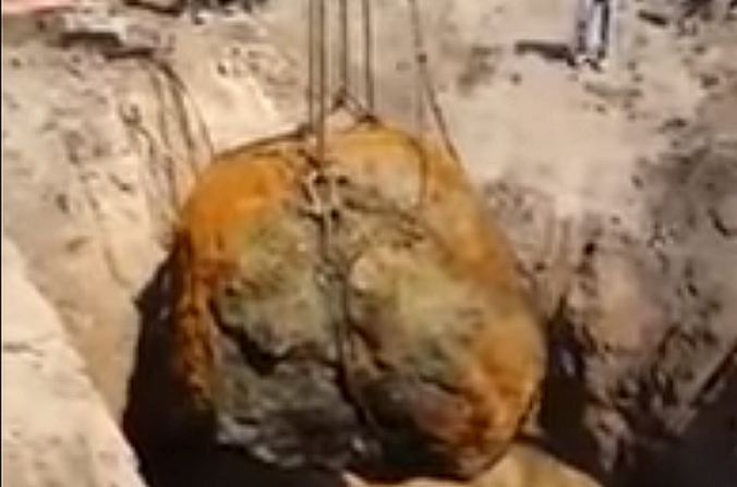 Extraction de la météorite de Campo del Cielo. (Capture d’écran YouTube/Compacto Nea)