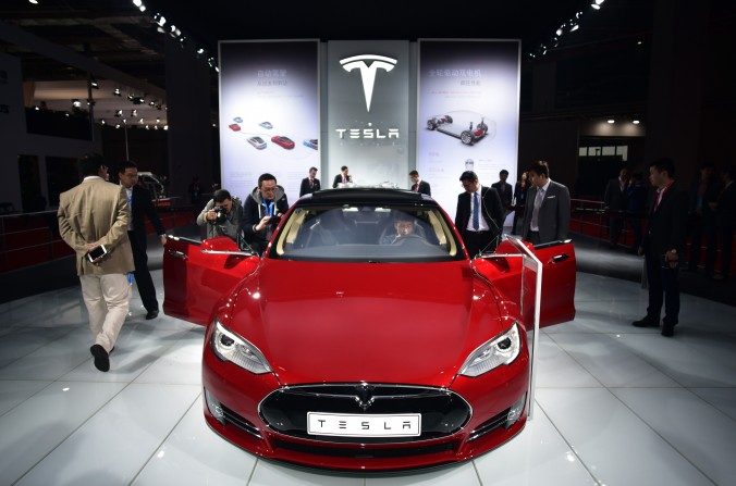 Le modèle S P85d de Tesla est exposé à Shanghai, le 20 avril 2015. Un groupe de chercheurs en haute technologie chinois est parvenu à contrôler à distance la voiture Tesla S. (Johannes Eisele / AFP / Getty Images)