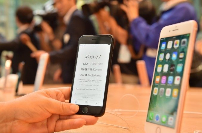 Les nouveaux iPhones 7 (G) et 7 Plus (D) d'Apple en démonstration dans le magasin phare de la marque à Tokyo le 16 septembre 2016. Des pirates russes sont en train de lancer des cyberattaques contre des grandes entreprises telles qu’Amazon, Ebay, et Apple. (Kazuhiro Nogi / AFP / Getty Images)
