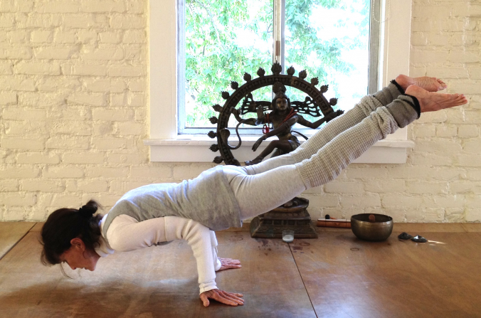 Phyllis Sues en pleine séance de yoga. (Photo de Cat Doran)