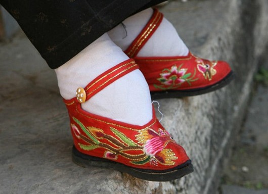 De petits pieds bandés dans des chaussures de lotus brodées en soie. (Getty Images)