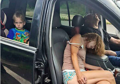 Cette photo montrant un enfant assis à l’arrière d’un SUV et ses parents inconscients a fait le tour de la toile. 