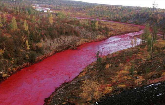 La rivière Daldykan, dans la zone industrielle de Norilsk, après que le géant du métal russe, Norilsk Nickel, y ait déversé des déchets, le 6 septembre 2016. (Instagram)