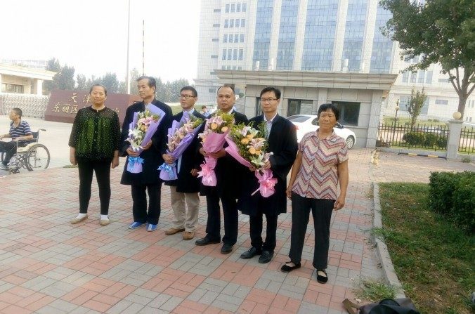 Les avocats des droits de l’homme Zhang Zanning, Chang Bayang, Yu Wensheng et Zhang Keke, avec les mères des pratiquants de Falun Gong Zhou Xiangyang et Li Shanshan, devant le tribunal populaire de Dongli à Tianjin, le 13 septembre 2016. (Epoch Times)