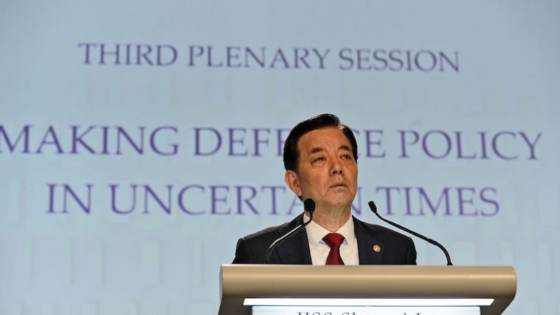 Le ministre sud-coréen de la Défense, Han Min Koo, s’exprime lors d’une session plénière du 15e dialogue de l’Institut International des Études Stratégiques à Singapour. (ROSLAN RAHMAN/AFP/Getty Images)
