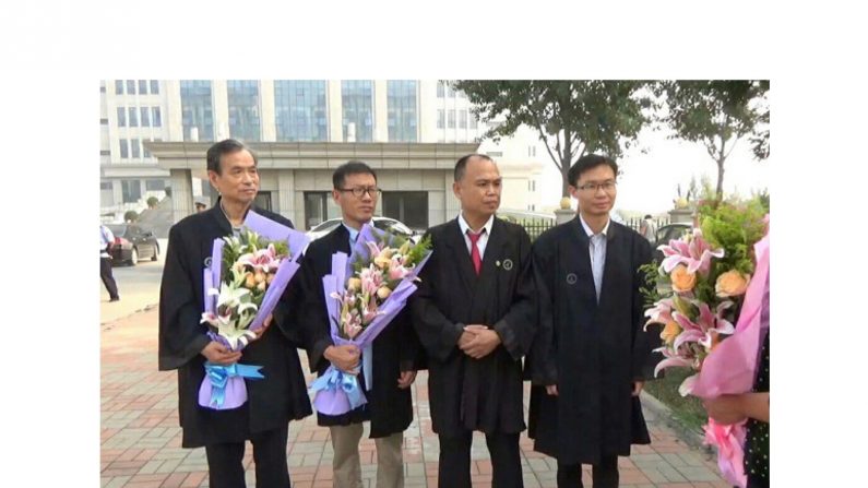 Les avocats Zhang Zanning, Chang Bayang, Yu Wensheng et Zhang Keke devant le tribunal de Dongli à Tianjin le 13 septembre 2016. (Epoch Times)