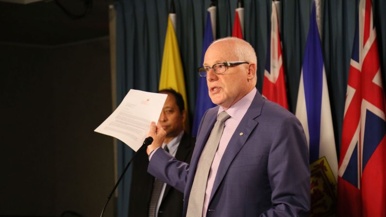 Alex Neve, secrétaire général d’Amnesty International Canada, participe à une conférence de presse le 30 août 2016 à Ottawa. Une coalition de groupes a demandé à Justin Trudeau de faire des droits de l’homme une pierre angulaire de la relation du Canada avec la Chine. (Jonathen Ren/NTD Television)