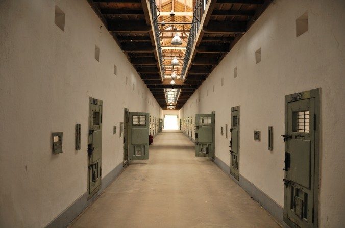 Couloir d'une prison. (Christian Senger/Flickr, CC BY-SA)