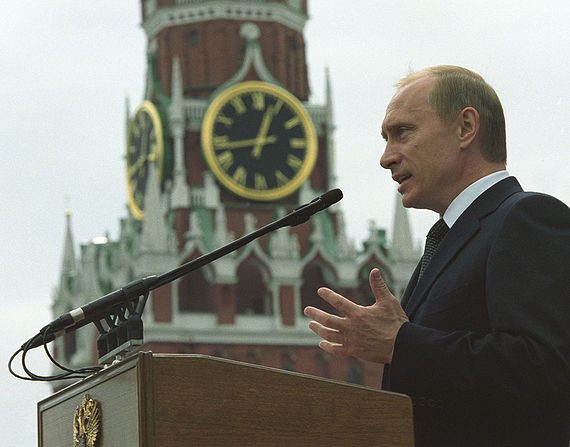 Vladimir Poutine prononçant un discours à Moscou à l'occasion du 60e anniversaire de la fin de la Seconde Guerre mondiale.(Kremlin.ru, CC BY 4.0 Wikimedia) 