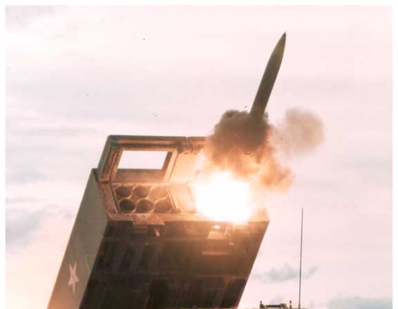 Un M270 MLRS américain tirant une roquette. (PublicDomain/Wikimedia)