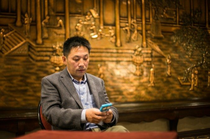 Li Hongkuan utilise l’application du réseau médiatique chinois WeChat, à Flushing, New York, le 4 octobre 2016. WeChat offre aux militants une possibilité de diffuser en Chine un contenu plus contestataire, mais pour un public plus restreint. (Matthew Robertson / Epoch Times)