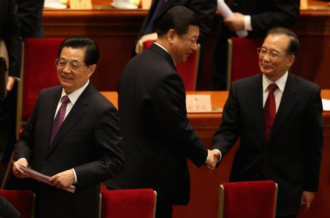 (De gauche à droite) Hu Jintao, l'ancien chef du Parti communiste chinois, l’actuel chef du Parti Xi Jinping et l'ancien Premier ministre chinois Wen Jiabao, au Grand Palais du Peuple, à Pékin, le 3 Mars 2013. (Feng Li/Getty Images)
