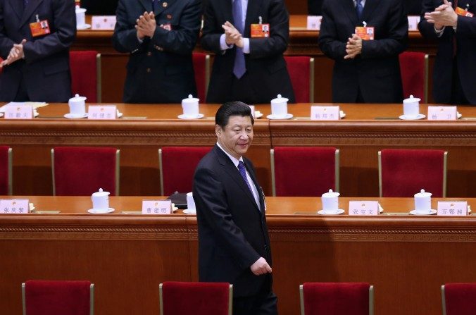 
Le dirigeant chinois Xi Jinping arrive à la cinquième réunion plénière de l'Assemblée nationale populaire, tenue au Grand palais du Peuple à Pékin, le 15 mars 2013. (Feng Li / Getty Images)