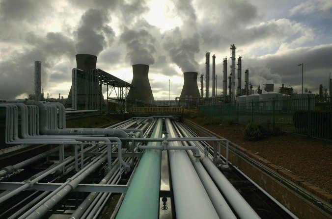 Une raffinerie à Grangemouth, Scotland, produisant du gaz et du pétrole 24h/24. D’après une enquête, près de 60% des professionnels de l’industrie pétrolière et gazière pensent que l’activité de la filière a déjà, ou s’apprête d’ici 2017, à retrouver un équilibre économique. (Christopher Furlong/Getty Images)