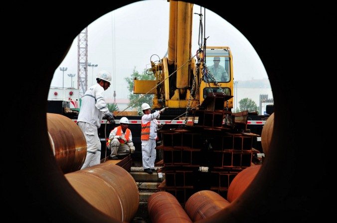 Des ouvriers travaillent sur une plate-forme pétrolière offshore à Qingdao, le 1 juillet 2016. Selon le rapport indépendant de China Beige Book, l'économie chinoise se stabilise, mais cette amélioration a un prix. (STR / AFP / Getty Images)