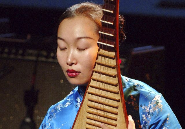 Liu Fang, joueuse de pipa, instrument traditionnel chinois. (Eric Fererberg/AFP/Getty Images)