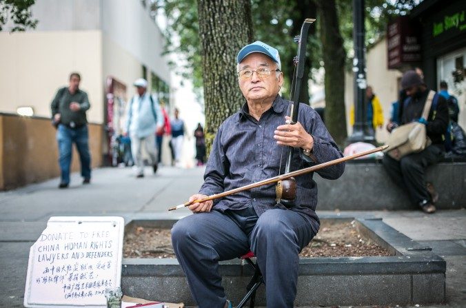 Xin Xiulu jouant du erhu, à Flushing, N.Y., le 29 septembre 2016. Il fait don de sa recette aux avocats des droits de l'homme, emprisonnés en Chine. Xin était autrefois un célèbre musicien professionnel dans son pays, mais depuis qu’il a secouru les étudiants blessés lors du massacre de Tiananmen en 1989, il est devenu, aux yeux du régime, un rebelle contre-révolutionnaire. (Benjamin Chasteen/Epoch Times)

