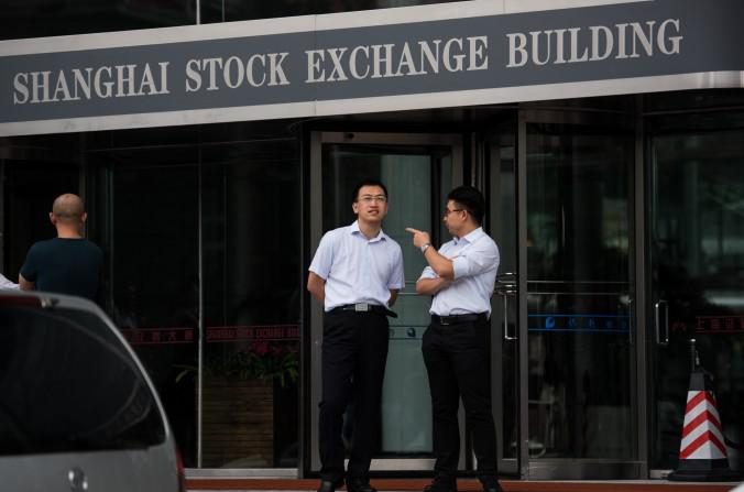 L'entrée de la bourse de Shanghai dans le quartier financier de Lujiazui, le 22 septembre 2015 (Johannes Eisele / AFP / Getty Images)
